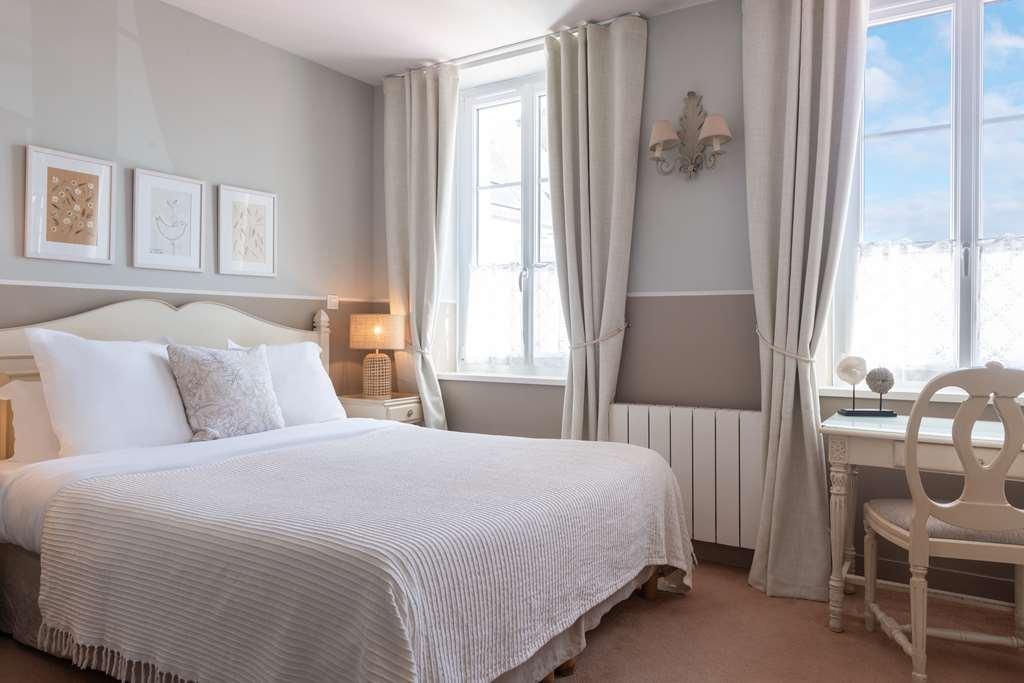 Hotel Traiteur Les Ormes, The Originals Relais Barneville-Carteret Room photo